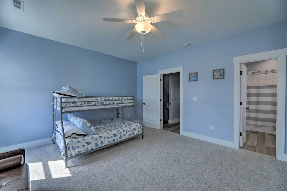Stylish Townhome W/ Balconies & Tesla Charger! - Surf City, NC