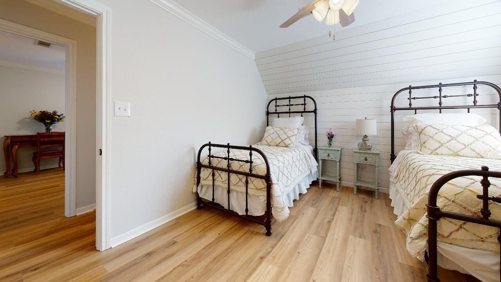 Chic Cottage Close To Campus! Walking Distance To Beautiful Central Park. - Santa's Wonderland, College Station