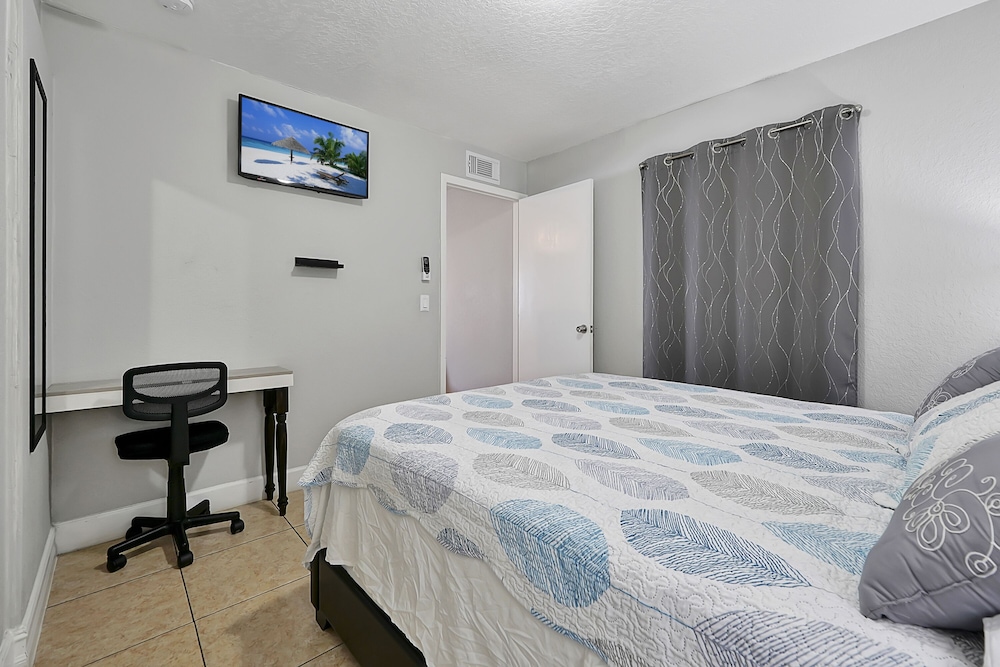 Comfortable Private Room For Two In Tampa: The Wanderlust - Keystone, FL