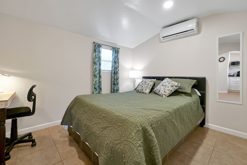 Comfortable Private Room For Two In Tampa: Villa Romantic. - Keystone, FL