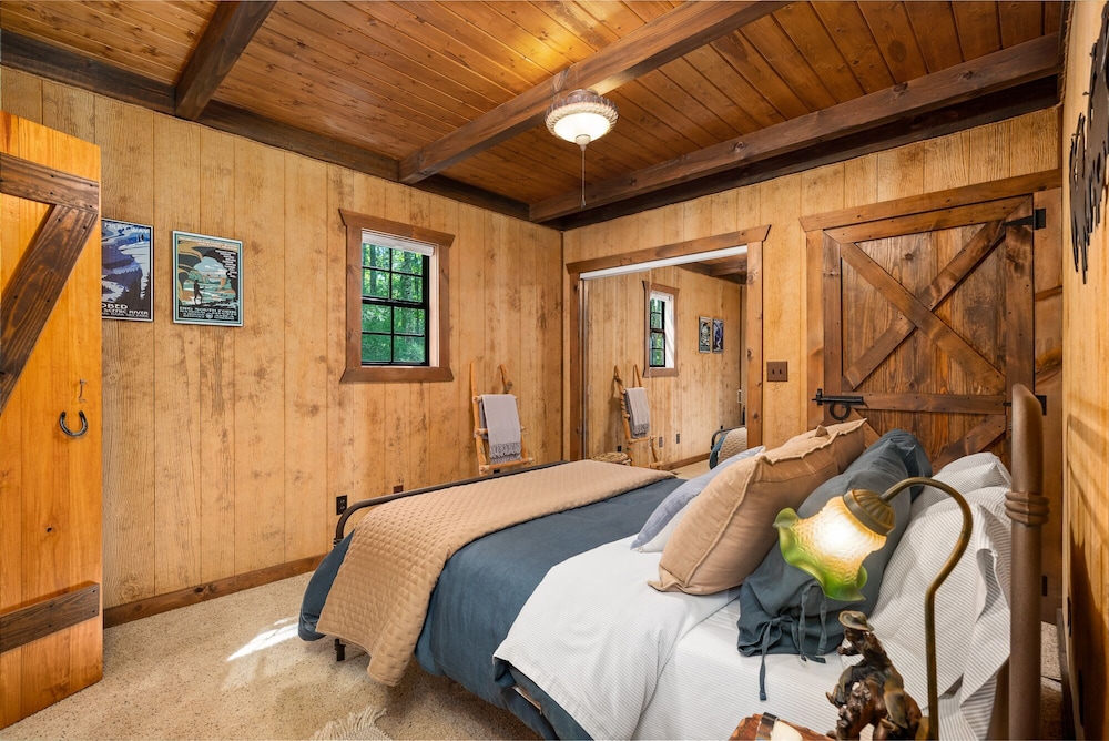 Big South Fork Equestrian Cabin & Barn With Rv Hookups - Rugby, TN