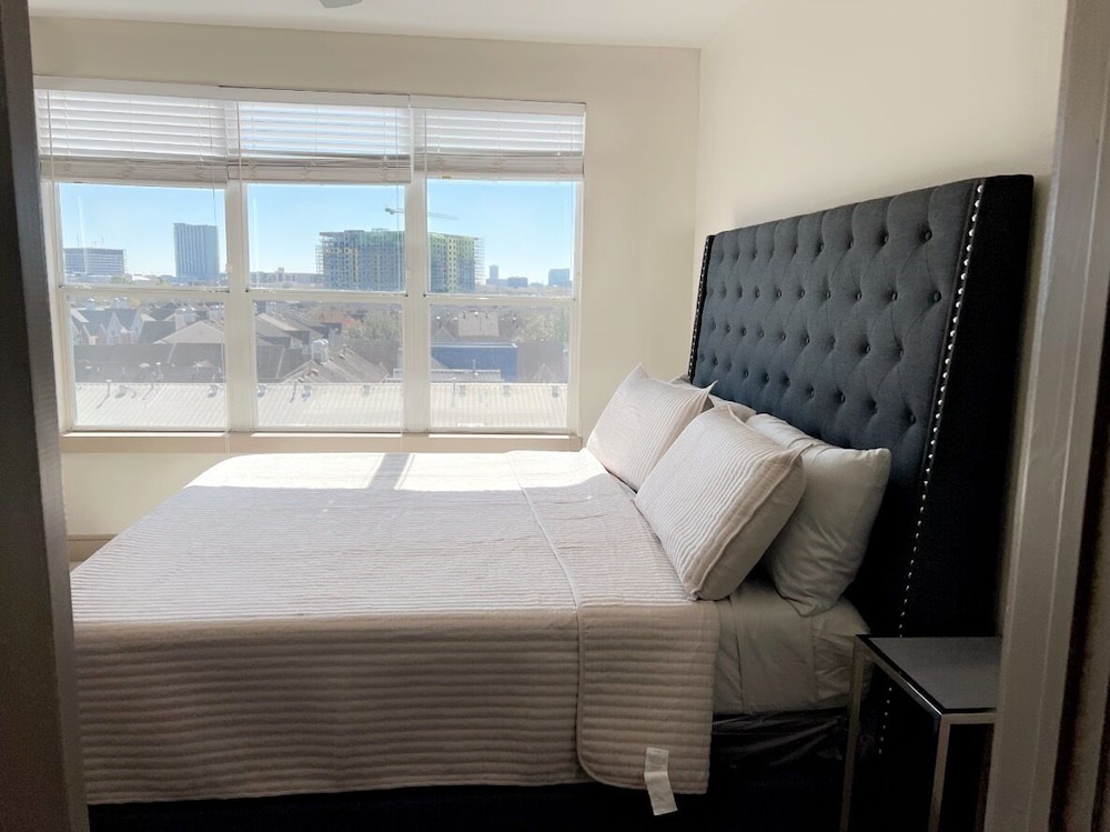 Luxury 1-bedroom  Midtown Apartment Near Medical Center - South Houston, TX