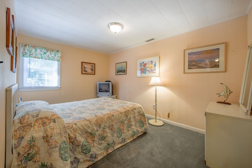 Cheerful Home 450 Feet From The Beach With Deck, Fast Wifi & Central Location - Avon, NC