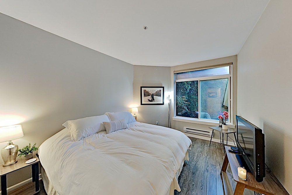 Belltown Court Condo: Heated Pool, Hot Tub, Rooftop Deck & Walkable Locale - Seattle