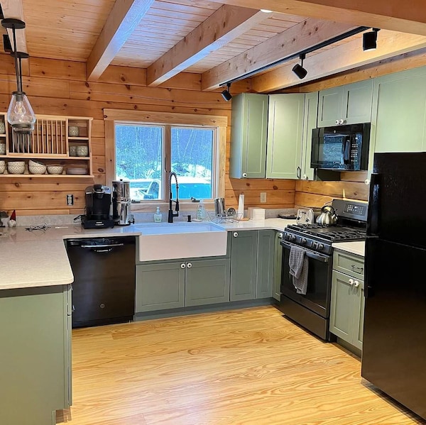 Log Home Mt Sunapee View - 5 Min From Beach And Mountain & 9 Min From Town - New London, NH