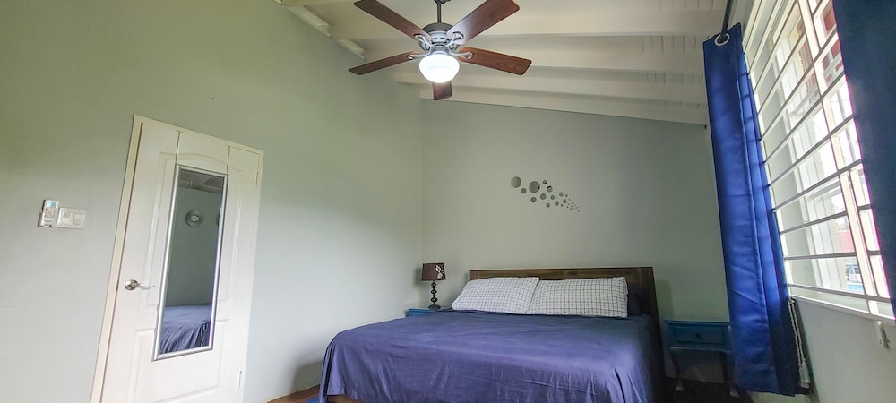 Cheerful 2 - Bedroom Townhouse With Free Parking In New Kingston - Kingston