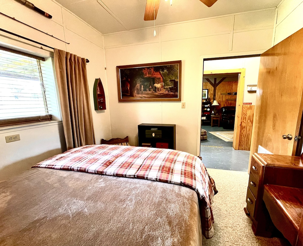 Arky’s Cabin- Private Setting In Town With Hot Tub - Tahlequah, OK