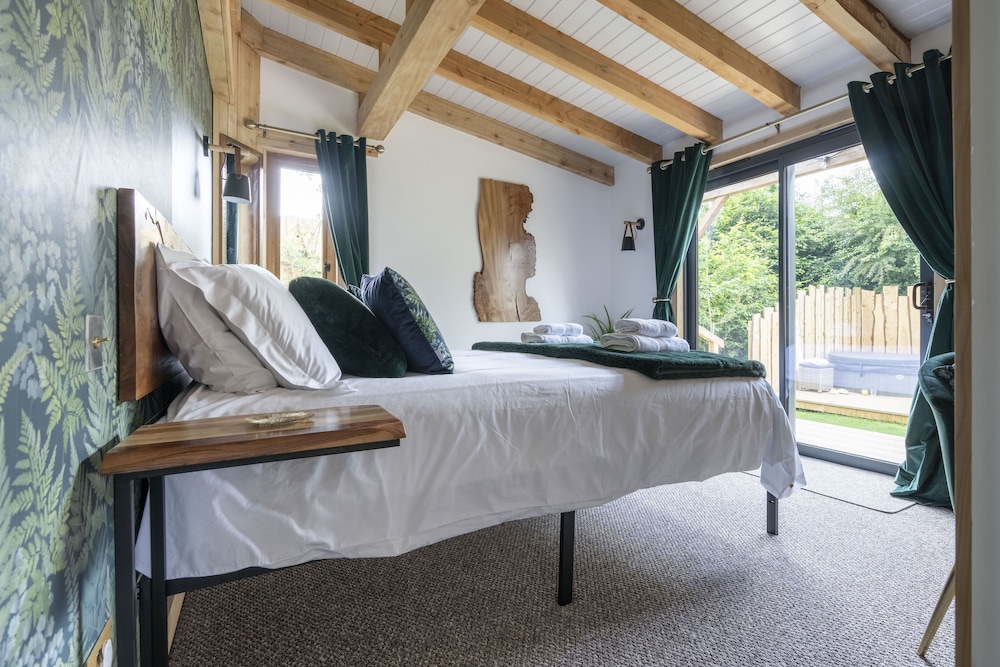 Unique Luxury Cottage For 6 With Private Hot Tub And Swing Seat In West Sussex. - 漢普郡