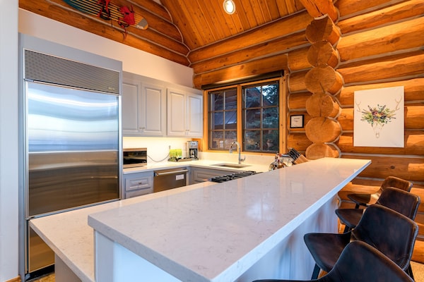 See Forever Cabin 104-revel In The Comfort And Style Of This Three Bedroom Cabin - Silverton