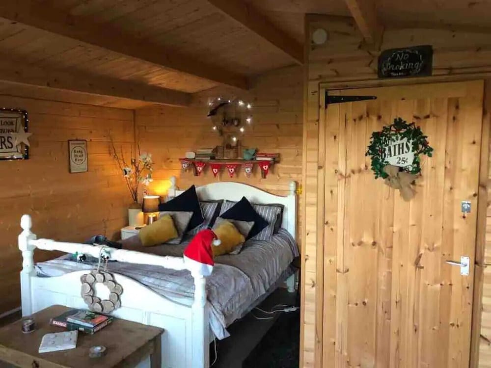 Private Quiet Cabin, Overlooking Paddocks Vineyards And Pine Forest - East Sussex