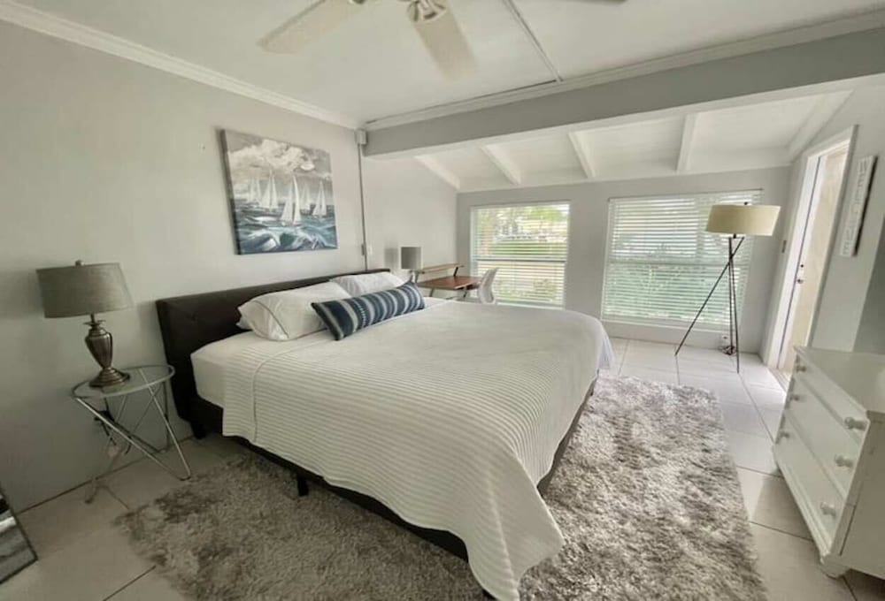 Blue Ocean - 1 Bedroom Apt/ Near The Beach - Highland Beach, FL
