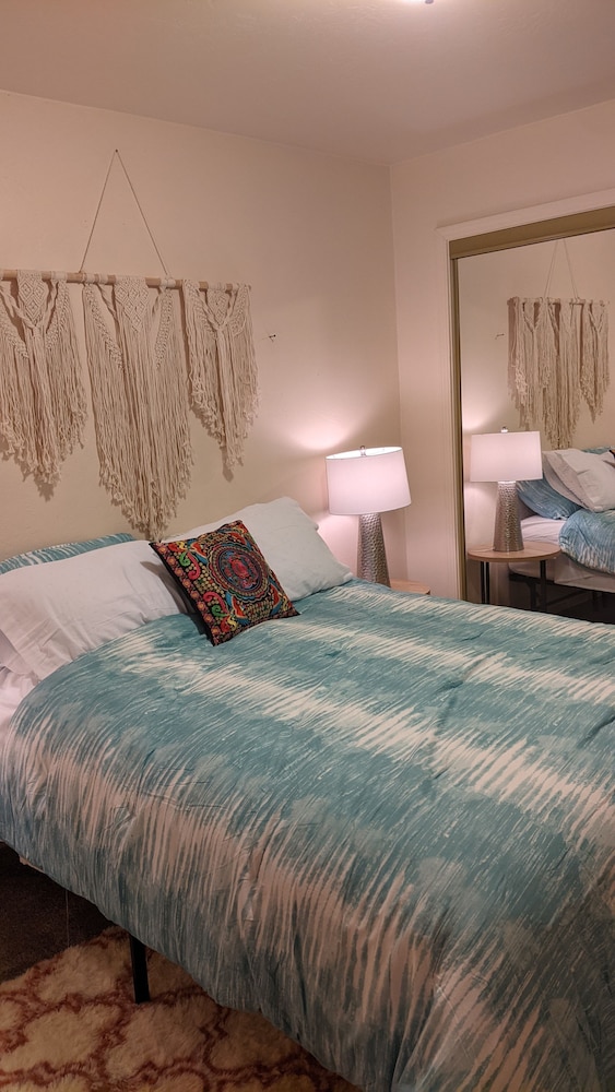The Oasis: Guesthouse W/ Lush Shared Yard & Hot Tub- Great Location! - Carlsbad, NM