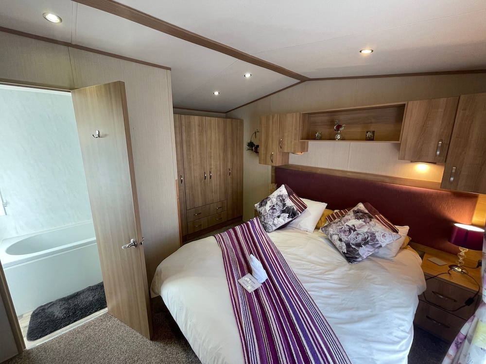 Luxury Lakeside Caravan Situated On Award Winning Park Tattershall Lakes,private Fishing Peg,hot Tub - Woodhall Spa