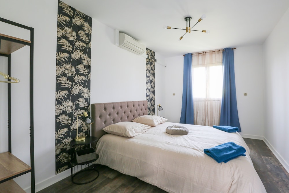 Le Vexin - Two Bedroom Apartment, Sleeps 5 - Gisors