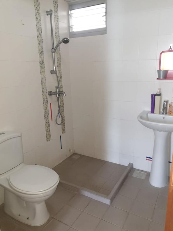 Clean Air Condition Double Bed Room. Great Location - Punggol