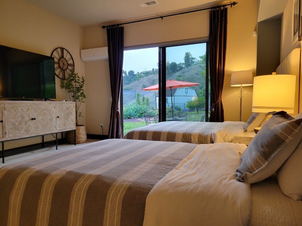 Hidden Valley Luxury Master Suite - Cypress, CA
