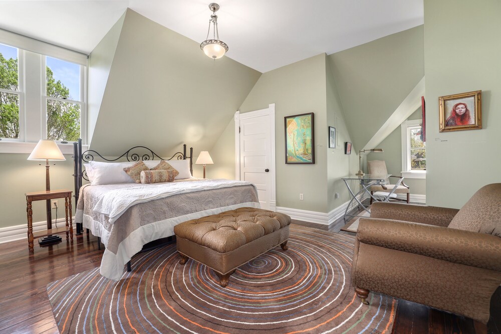 Private Suite In A Historic Home/art Gallery-downtown Fayetteville (Jacuzzi) - Fayetteville, AR