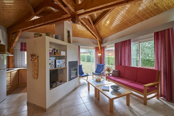Tidy Bungalow With Dishwasher On A Green Domain - Quillan
