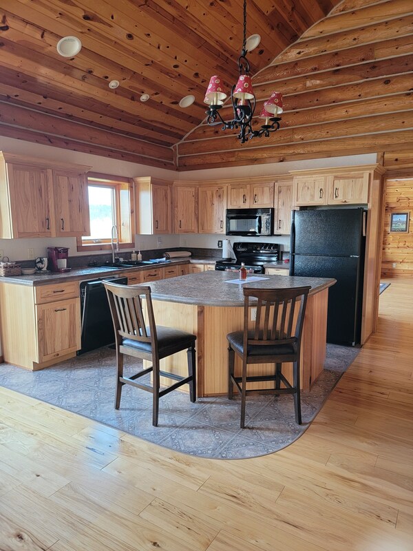 Large Garage For Bikes. Beautiful Log Home.  On Golf Course. - Devils Tower, WY