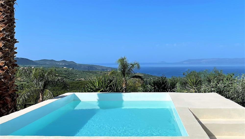 Rustic Hill Rooms with private pool - Kalamata