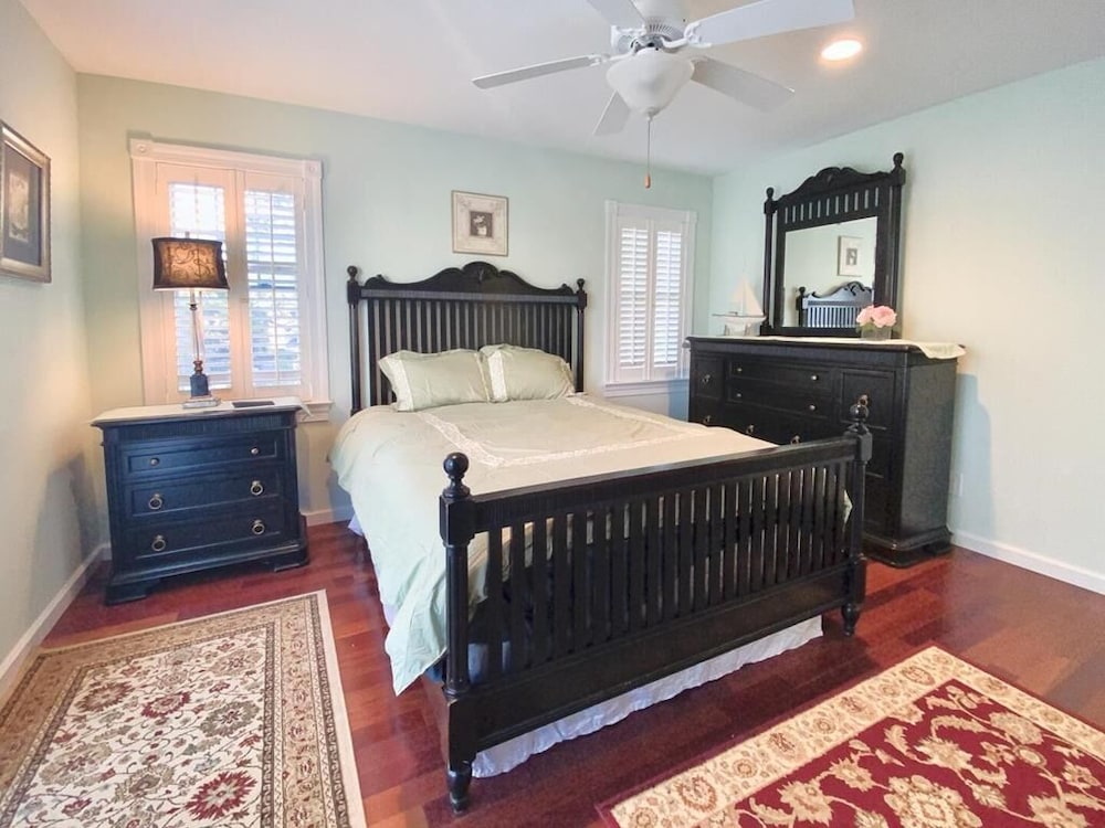 This Beautiful Spacious Southend Home Is Only 1 1/2 Blocks To The Beach. - Stone Harbor, NJ