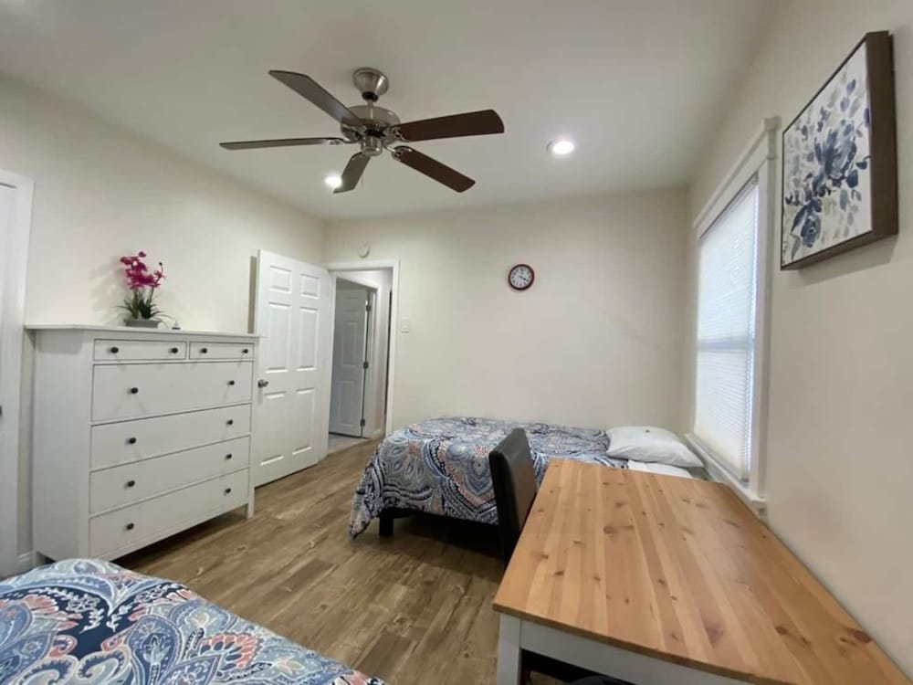 Recently Remodeled Spacious Guesthouse - Perfect For Exploring Long Beach - Self Check-in By Redawning - Compton, CA