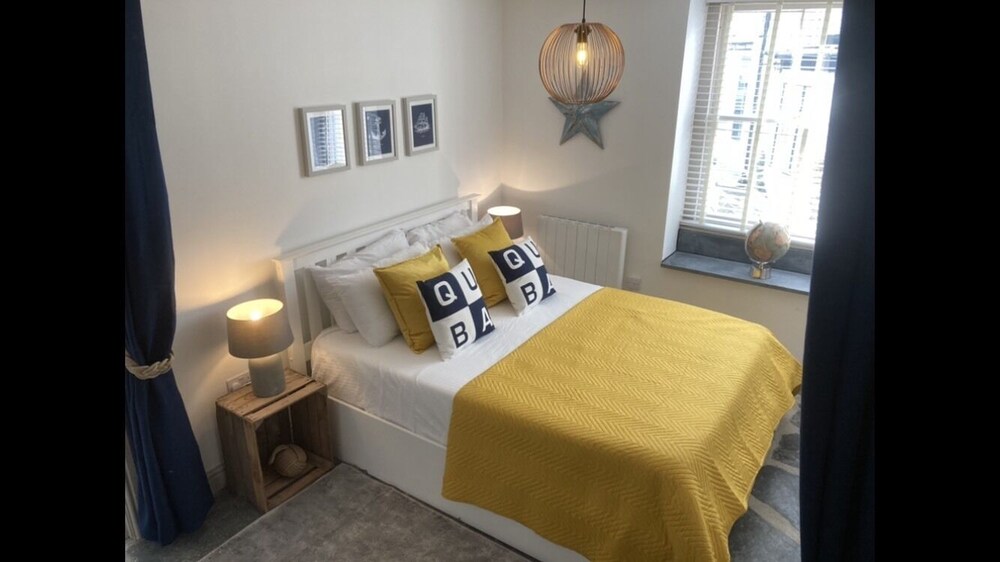 Beautifully Refurbished Harbourside Apartment -Connecting Hall For Larger Groups - Polperro