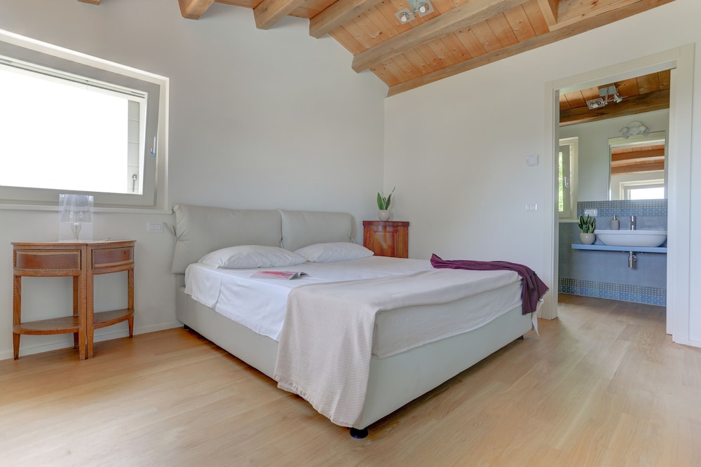 Vigneto Di Montefreddo - Large Two Bedroom Split Level - Porto Recanati