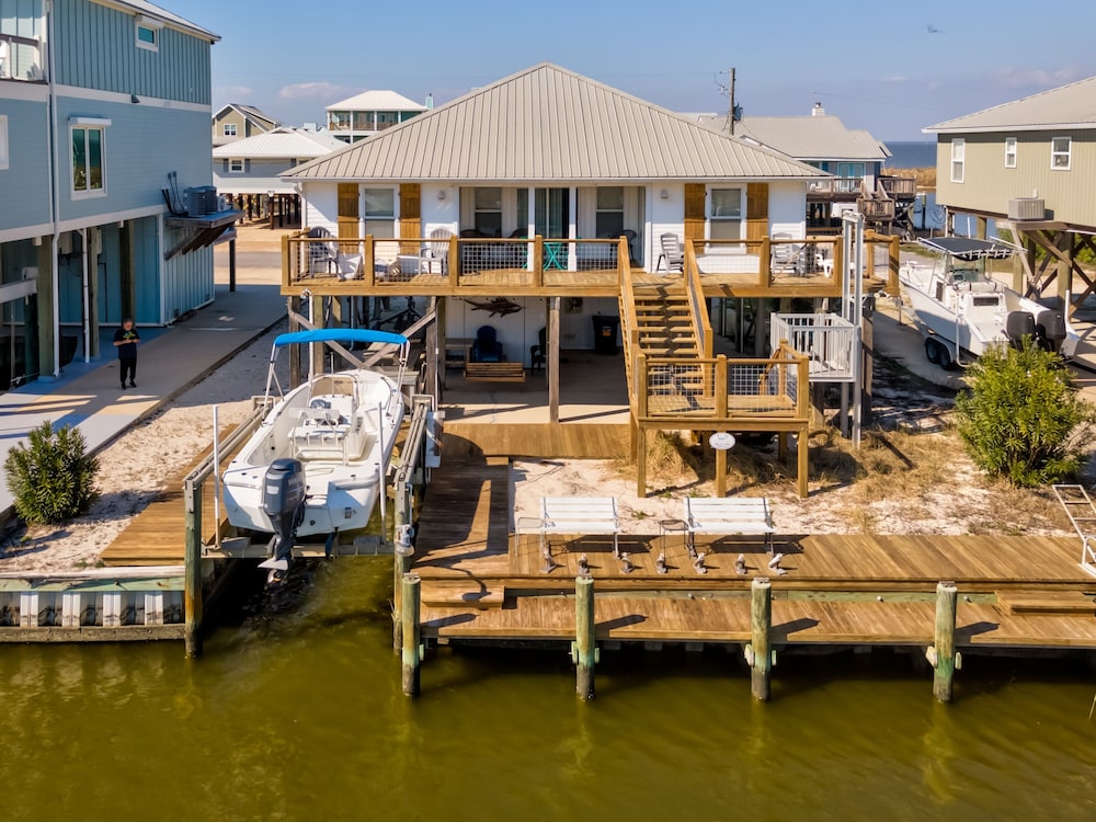 Waters Edge - Private Dock! Only Two Blocks From The Bay Or The Gulf! Plenty Of Parking For Cars Or Boats 4 Bedroom Home By Redawning - Dauphin Island, AL