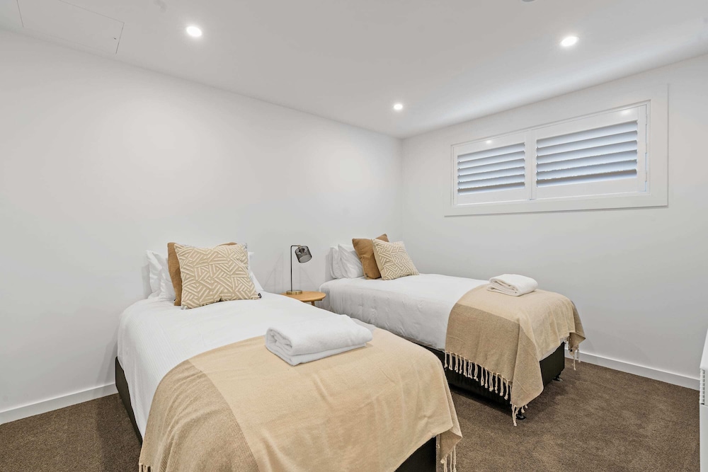 Lakeside Luxury 2 Bedroom Apartment at Marina Terrace - Wanaka