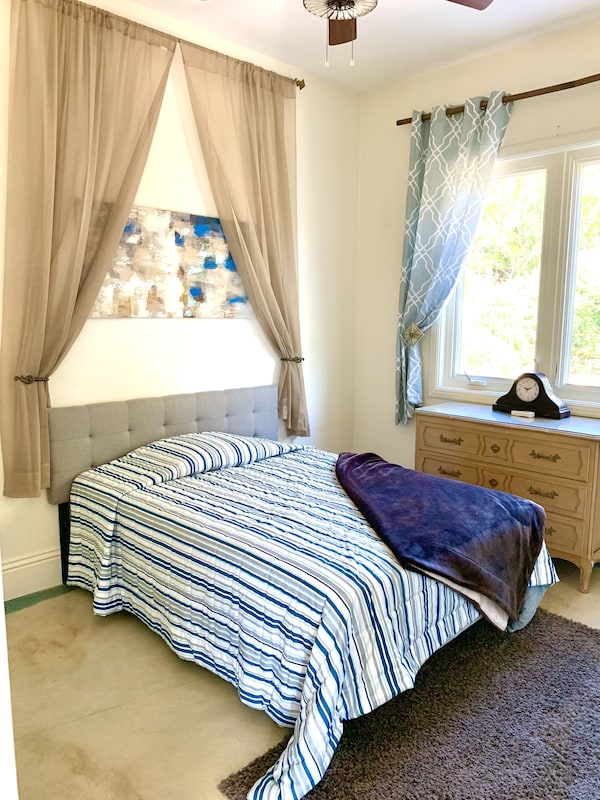 Adorable 2 Bedroom Guest House, 12 Minutes From Beach, 7 Minutes From Shopping - Solana Beach, CA