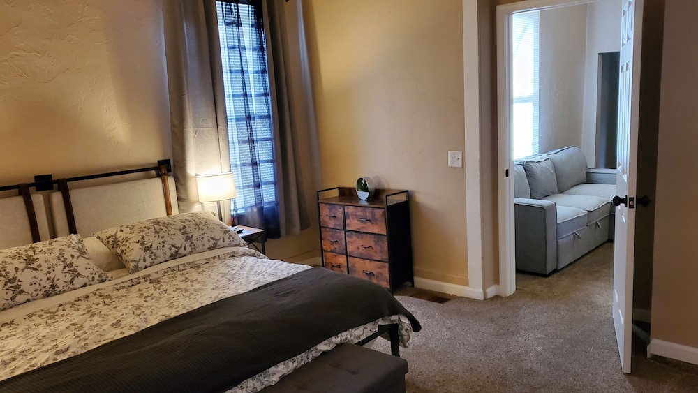 Remodeled 1 Bedroom 1 Bath Full Kitchen Gem With Gated Parking - Pueblo, CO