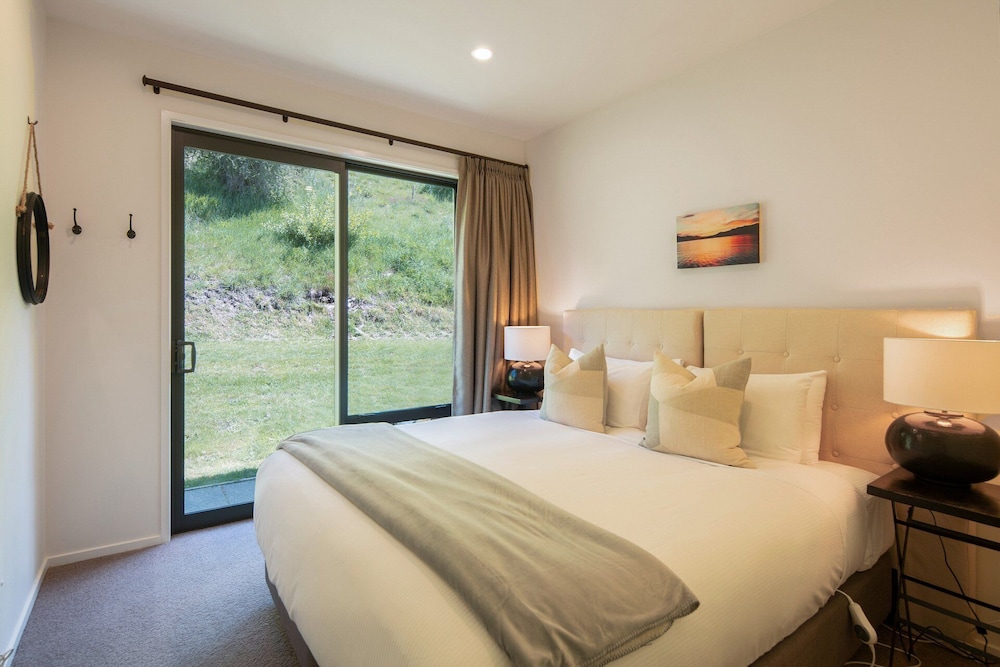 Modern Luxury With Spa Pool, Outdoor Fireplace, Table Tennis And Darts - Queenstown, New Zealand