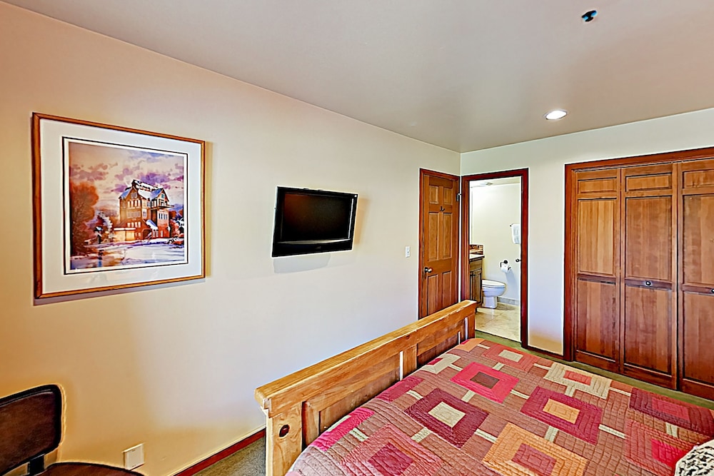 Lodge-inspired Lakeside Townhouse W/ Pool & Fireplace - Short Walk To  Lifts! - Park City, UT