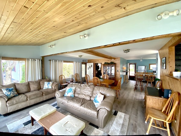 Spacious Lakefront Home With Private Dock And A Panoramic View Of Conneaut Lake. - Conneaut Lake, PA