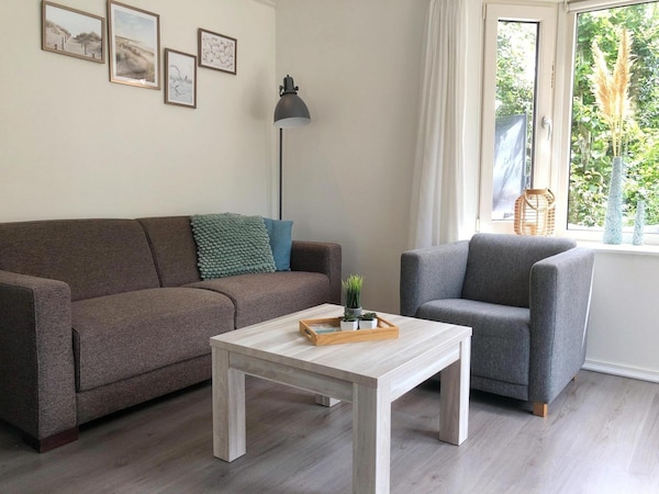 Surrounded By Greenery And Trees You Will Find This Lovely Four-person Chalet. After A Visit To The Beach, You Can Enjoy All The Luxury And Comfort Of Your Holiday Chalet. - Callantsoog