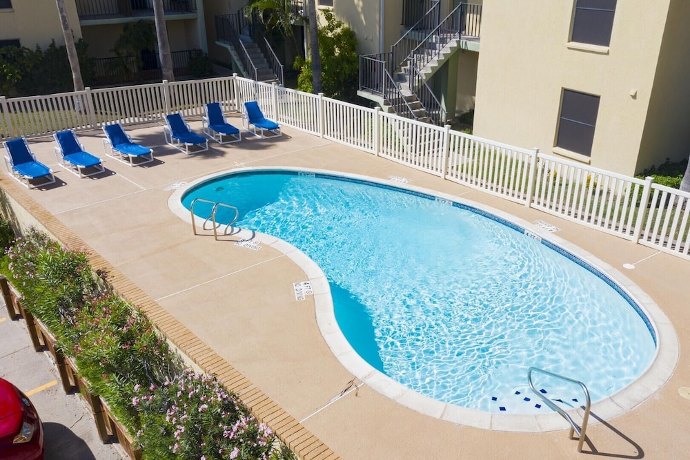 Clean Updated Condo W/ Pool 1/2 A Block To Beach 2 Bedroom Home By Redawning - Port Isabel, TX