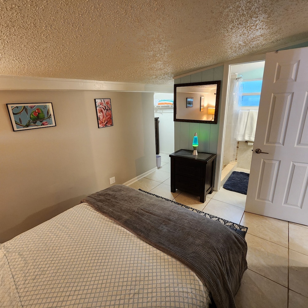 Updated Cozy 1/1 Apt. Private, W/d, Wifi, Parking, !0 Min. To Everything Pets Ok - West Palm Beach, FL