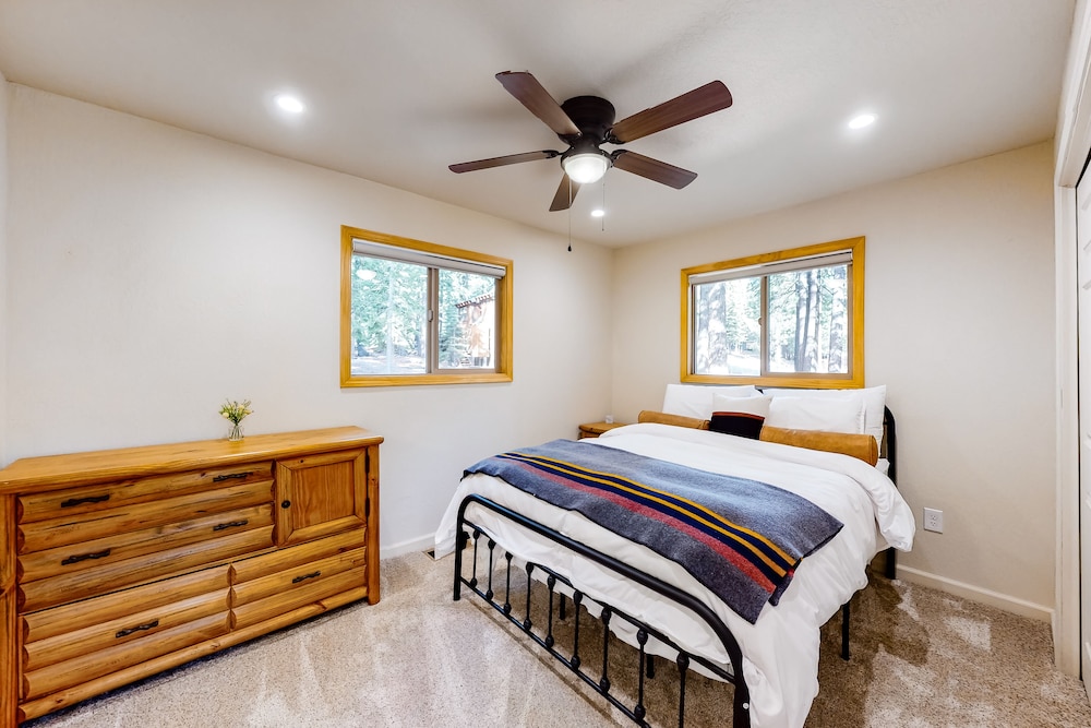 Charming Cabin Near Downtown Truckee & Skiing With Large Deck, Wifi & Hot Tub - Donner Lake, CA