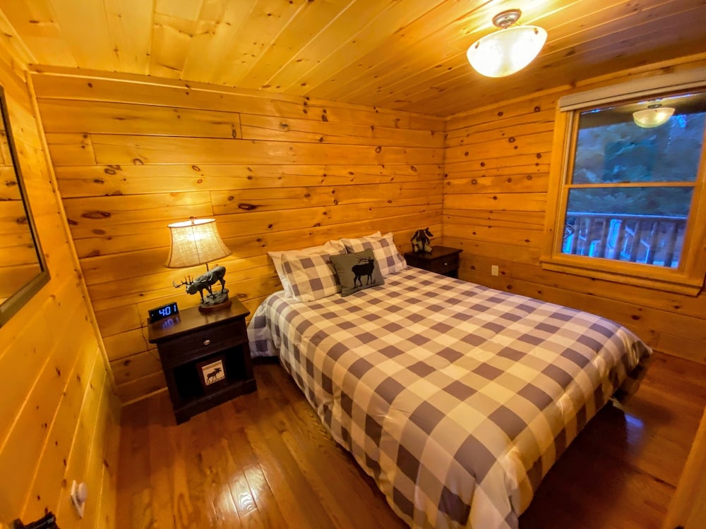 136md Modern Log Cabin With Ac: Less Than 10 Minutes From Bretton Woods! Pool Passes! - Bethlehem, NH