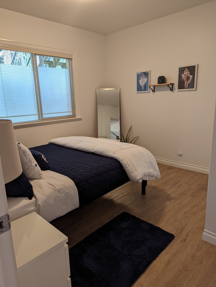 Bright, Central 1-bedroom Garden Level Suite - West Vancouver