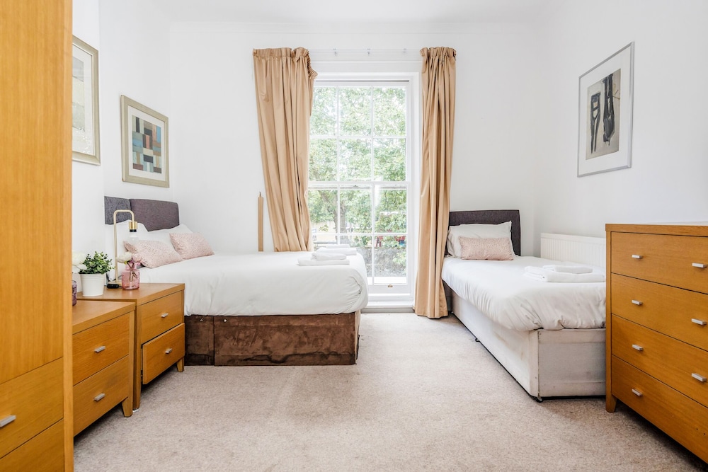 Mansion House With Spacious Apartments Close To Excel London And Canarywharf - Queen Anne Court, University of Greenwich