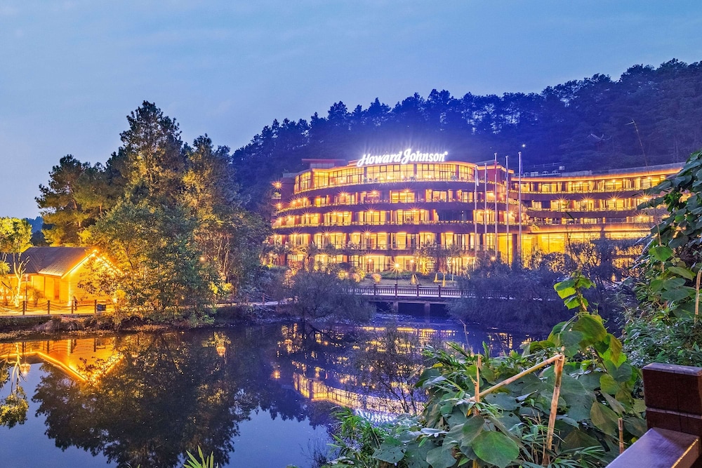 Howard Johnson By Wyndham Lake Serenity Hotel Neijiang - Leshan