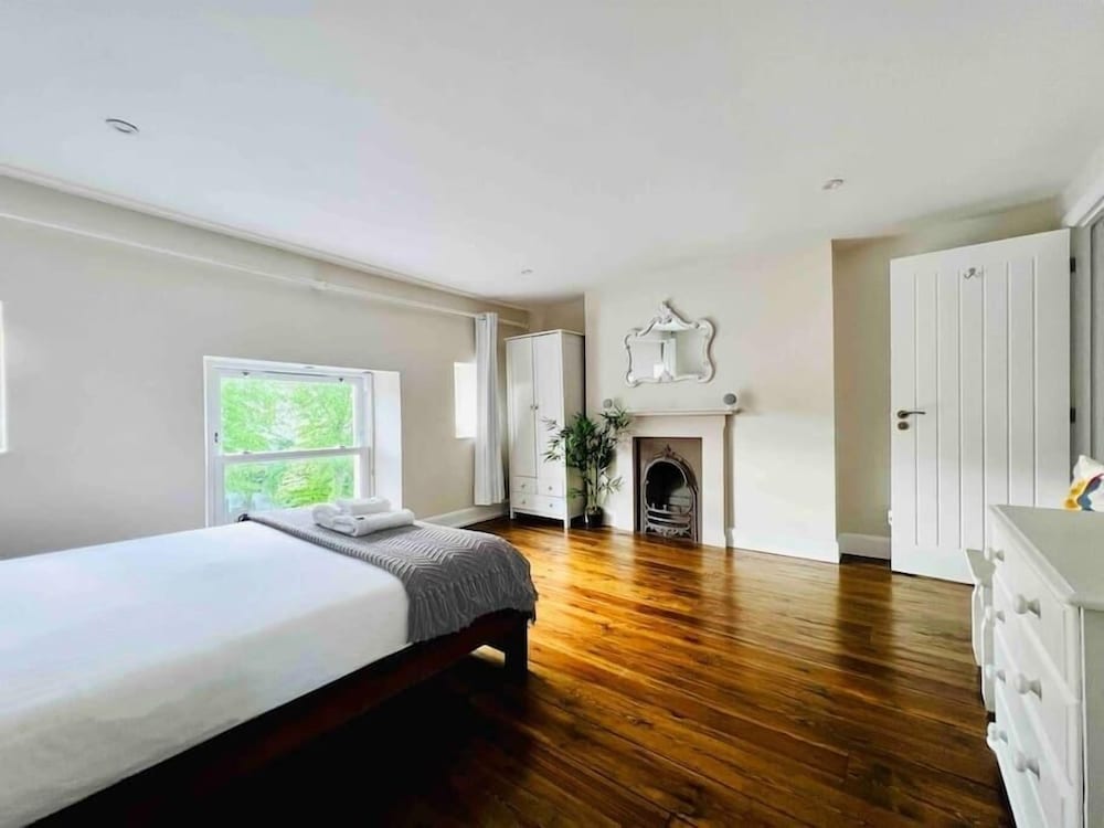 Modern and Stylish 2 Bedroom Apartment - Saltford