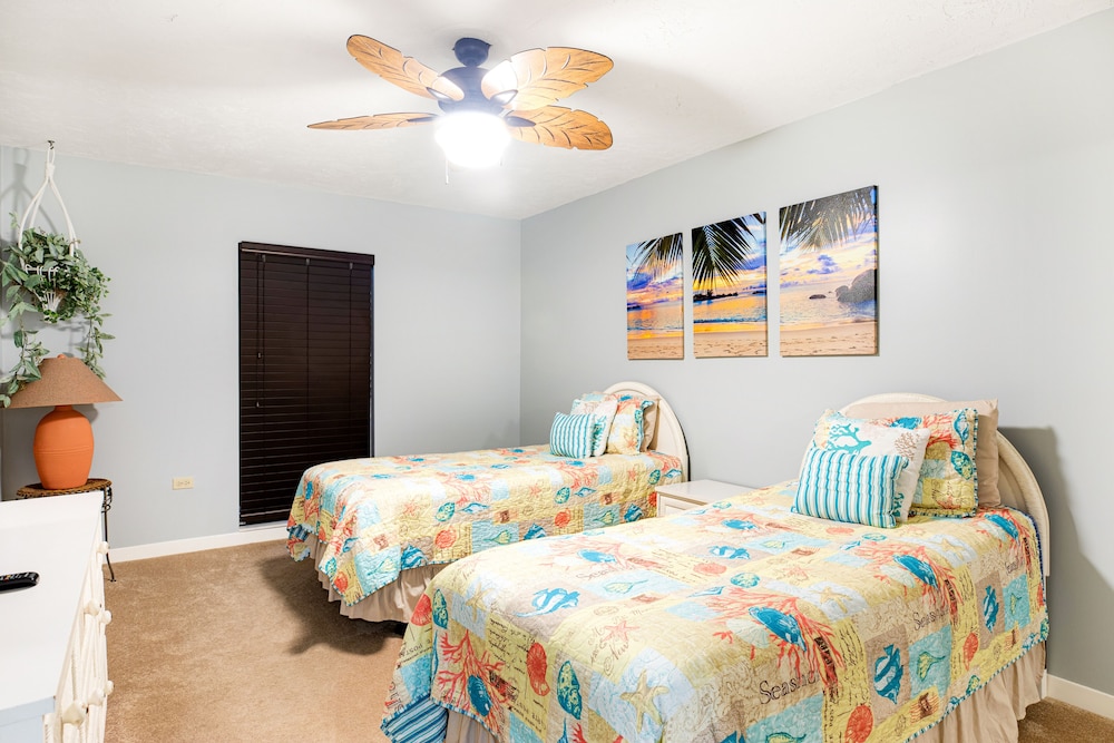 Second Floor Condo With Shared Pool, Shared Dock, Central Ac, Wifi, And W/d - Marathon, FL