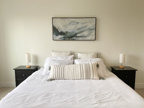 New Luxe Modern Designer Home In Heart Of Ne Williams | 93 Walk +100 Bike Scores - Arlington Heights - Portland