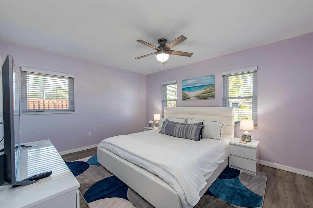 Cheerful 2-bedroom, 2 Bathrooms Vacation Home With Salted, Solar Heated Pool! - Clam Pass Park, Naples