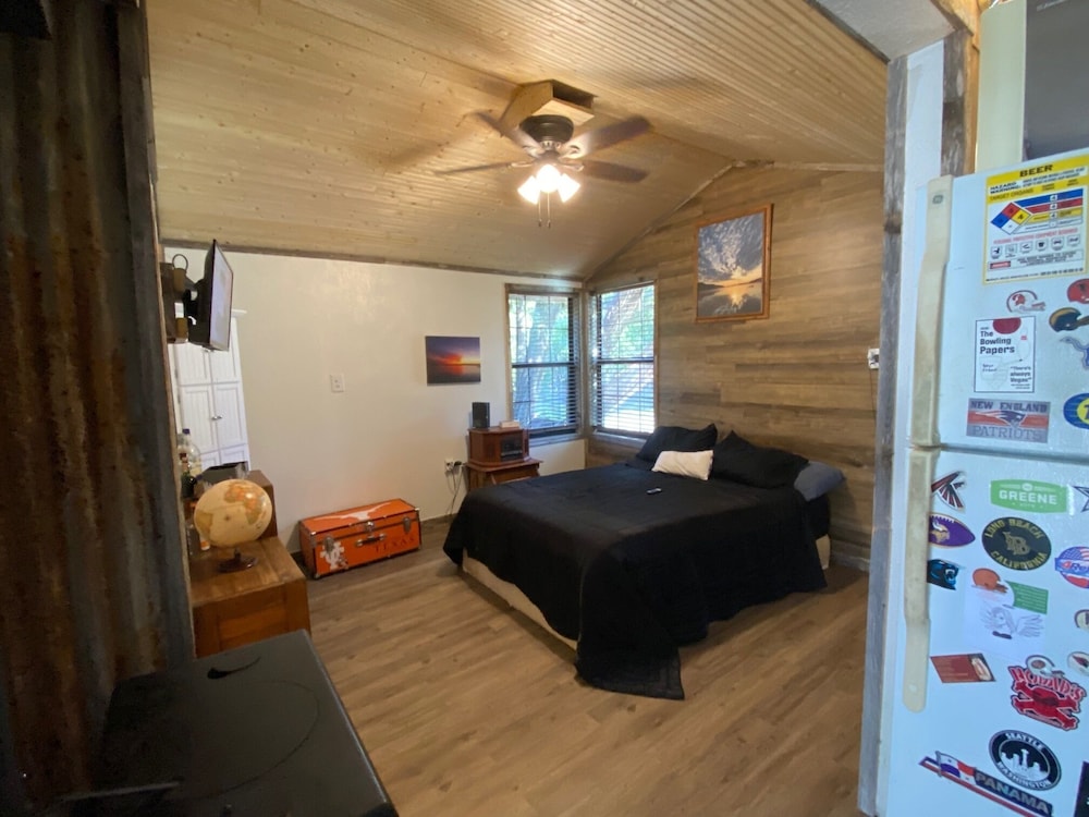 Rustic Cabin By Lake Whitney - Lake Whitney, TX