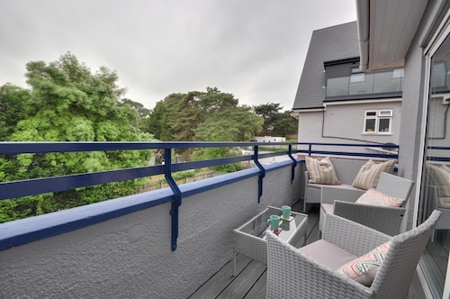 Mauve  -  An Apartment That Sleeps 4 Guests  In 2 Bedrooms - Branksome Chine Beach