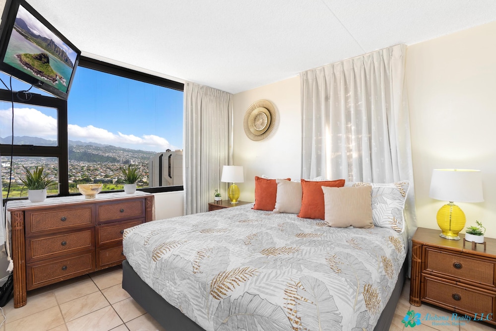 Sweeping Ocean Views From Prime High-floor Corner Unit At The Waikiki Banyan - Kailua, HI